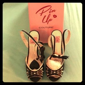 Black&White leatherette peep toe pump